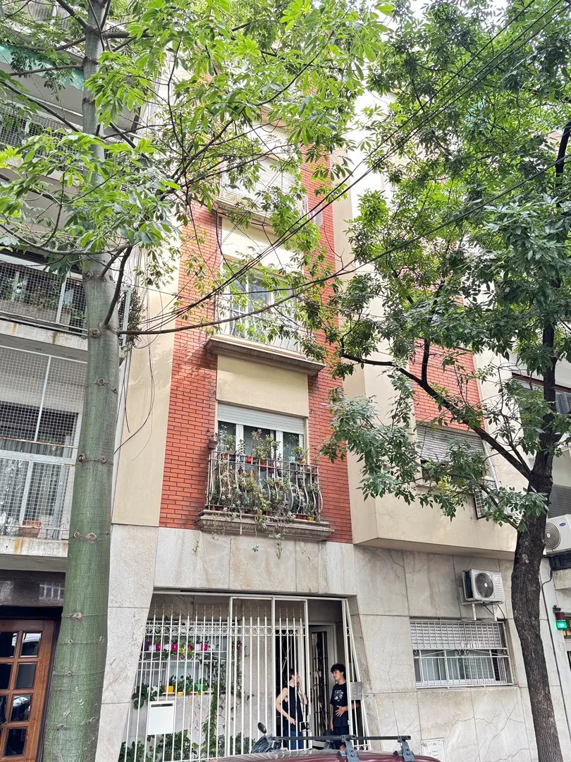 Apartamento de dois ambientes de frente em Caballito