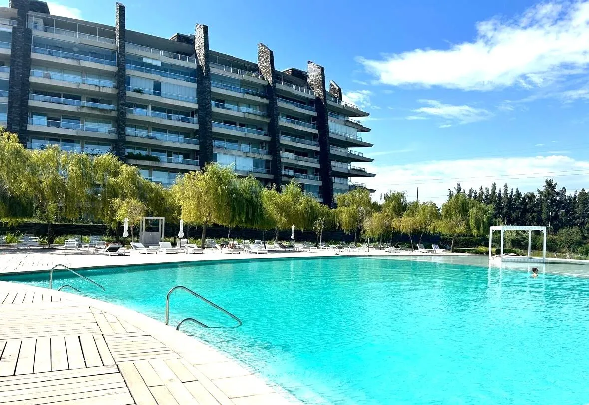 Unfurnished two-bedroom apartment in Tigre with central lake view