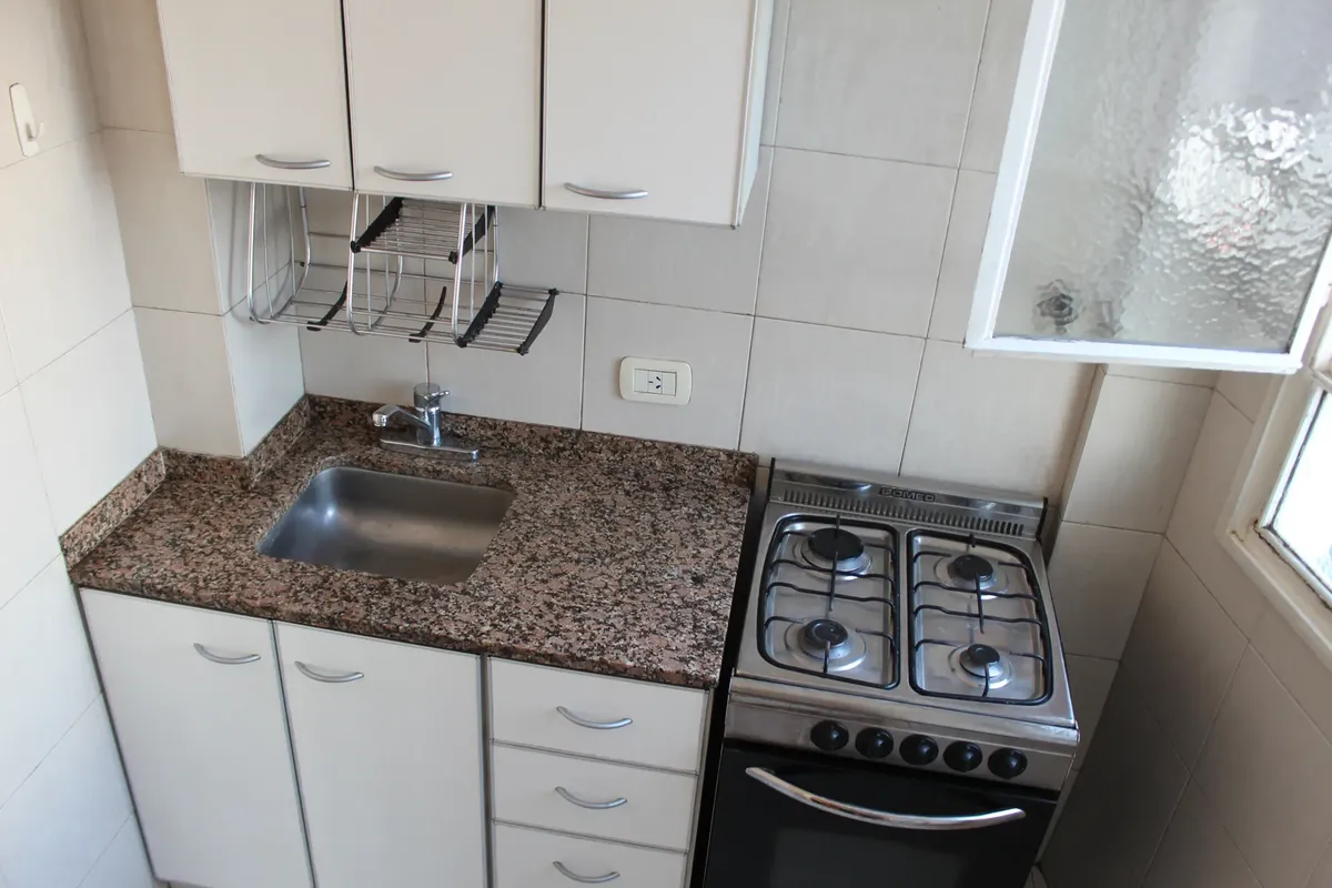 Apartamento de 2 ambientes de frente com varanda em Caballito
