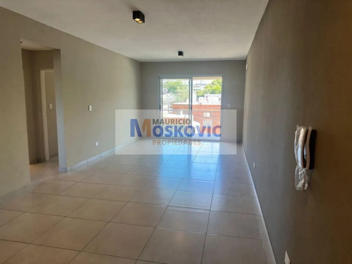 Apartamento de três ambientes com 2 dormitórios no centro de Moreno