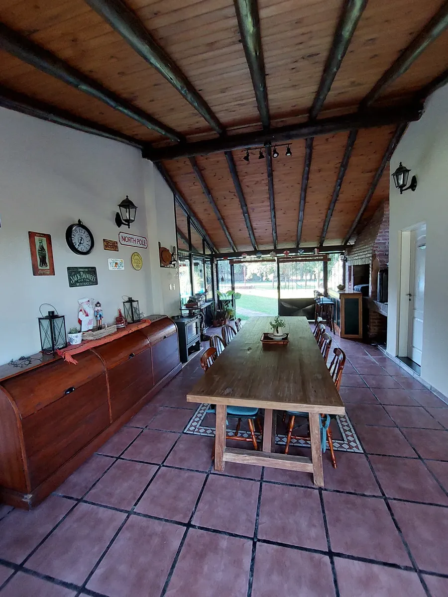 Alquilo Para Talleres, Cursos. Quincho Cerrado, Con Ventanales Vidriados Y Hermoso Parque, Equipado