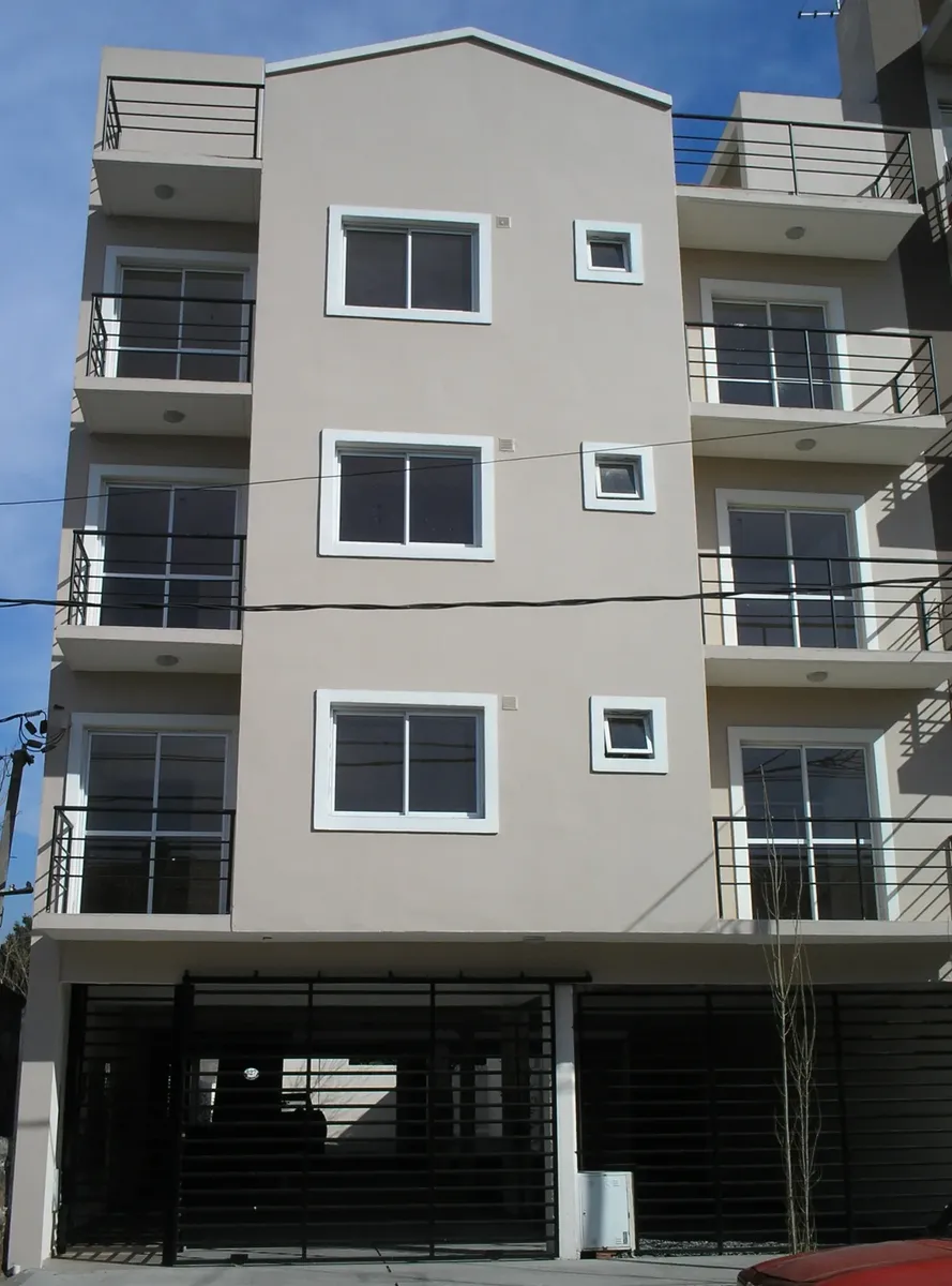 Studio apartment on the third floor by stairs in Morón
