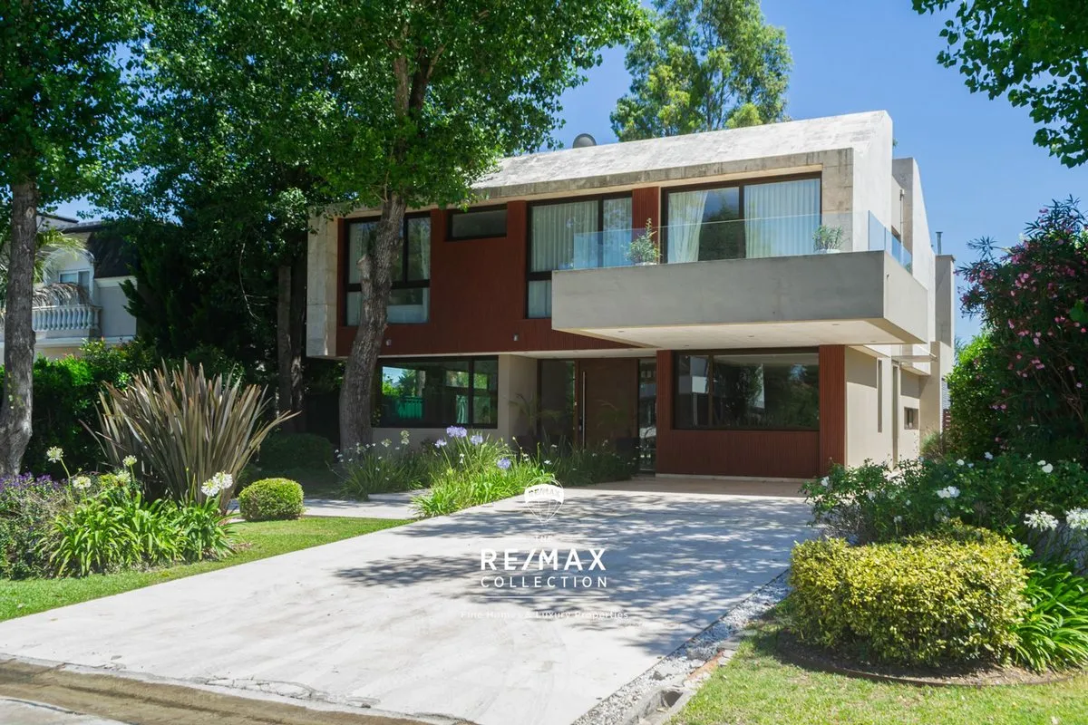 Casa de 6 ambientes en dos plantas con fondo al golf en Esteban Echeverría
