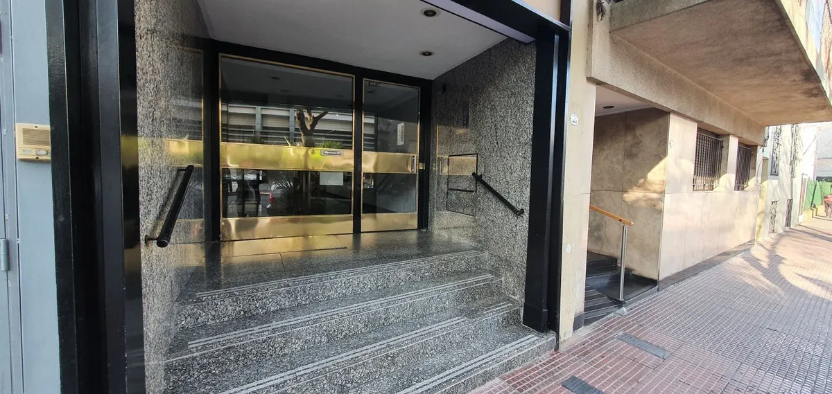 Apartamento de dois dormitórios de frente para a rua em San Telmo