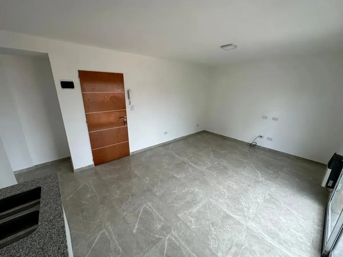 Apartamento de 2 ambientes no 3º andar de frente em Morón