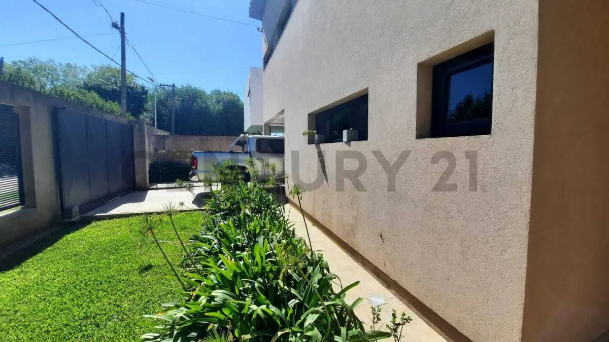 Casa com 4 dormitórios para aluguel em Villa Elisa