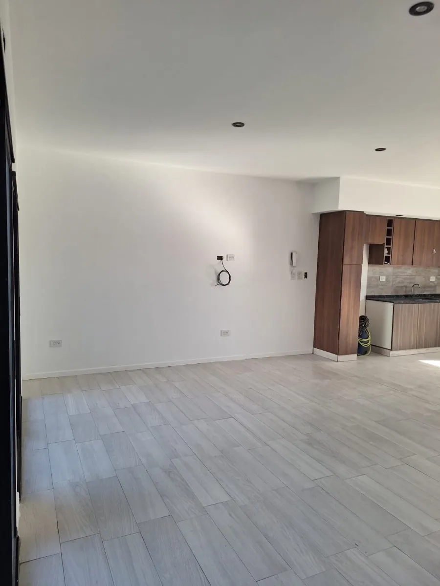 Apartamento de quatro ambientes sem condomínio em Lanús
