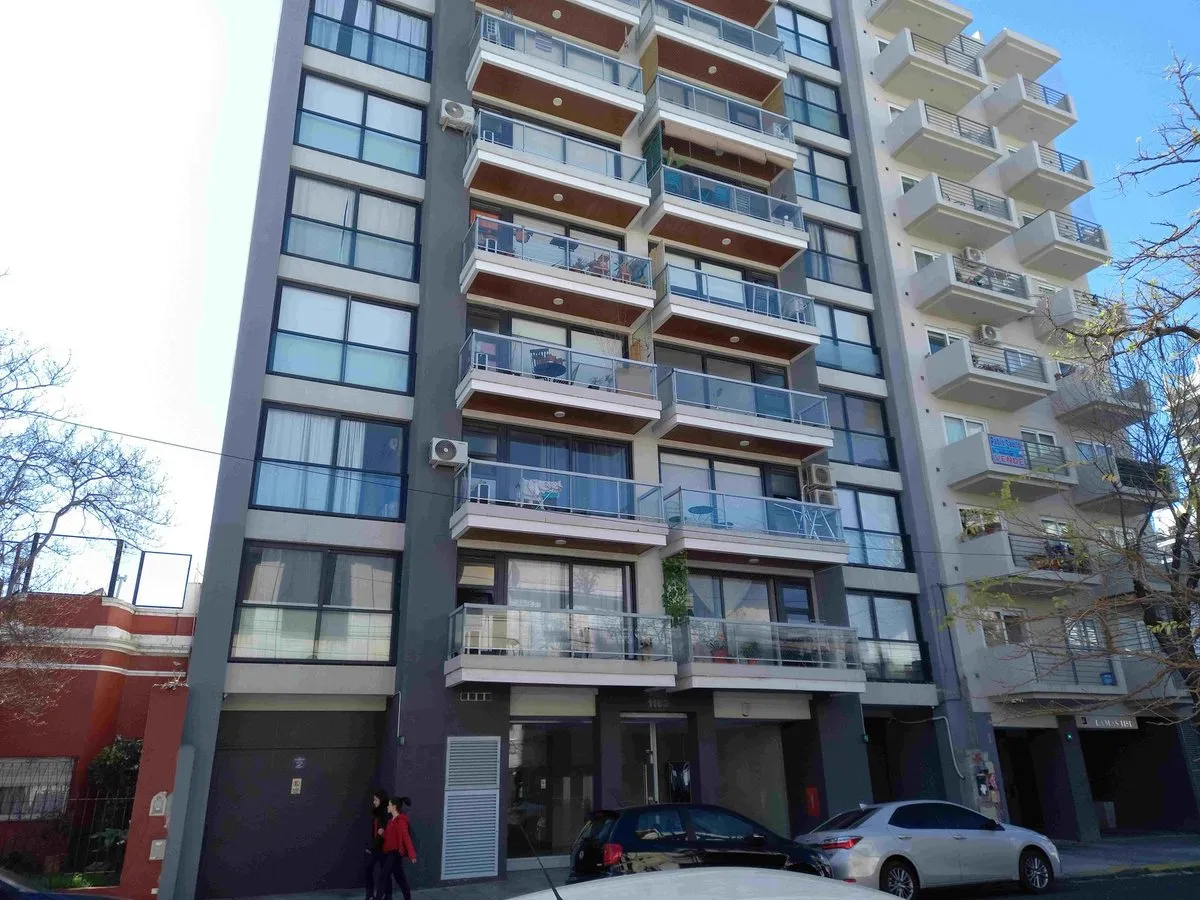Departamento de 2 ambientes amoblado en Flores con balcón al frente