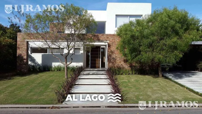 Four-bedroom house on the lagoon in Santa Barbara, Tigre