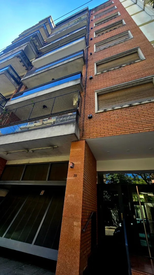 Apartamento de dois ambientes com varanda e vaga de garagem em Villa Crespo