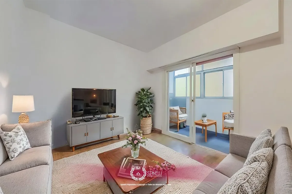 Apartamento de meio andar de 2 ambientes com varanda em Boedo