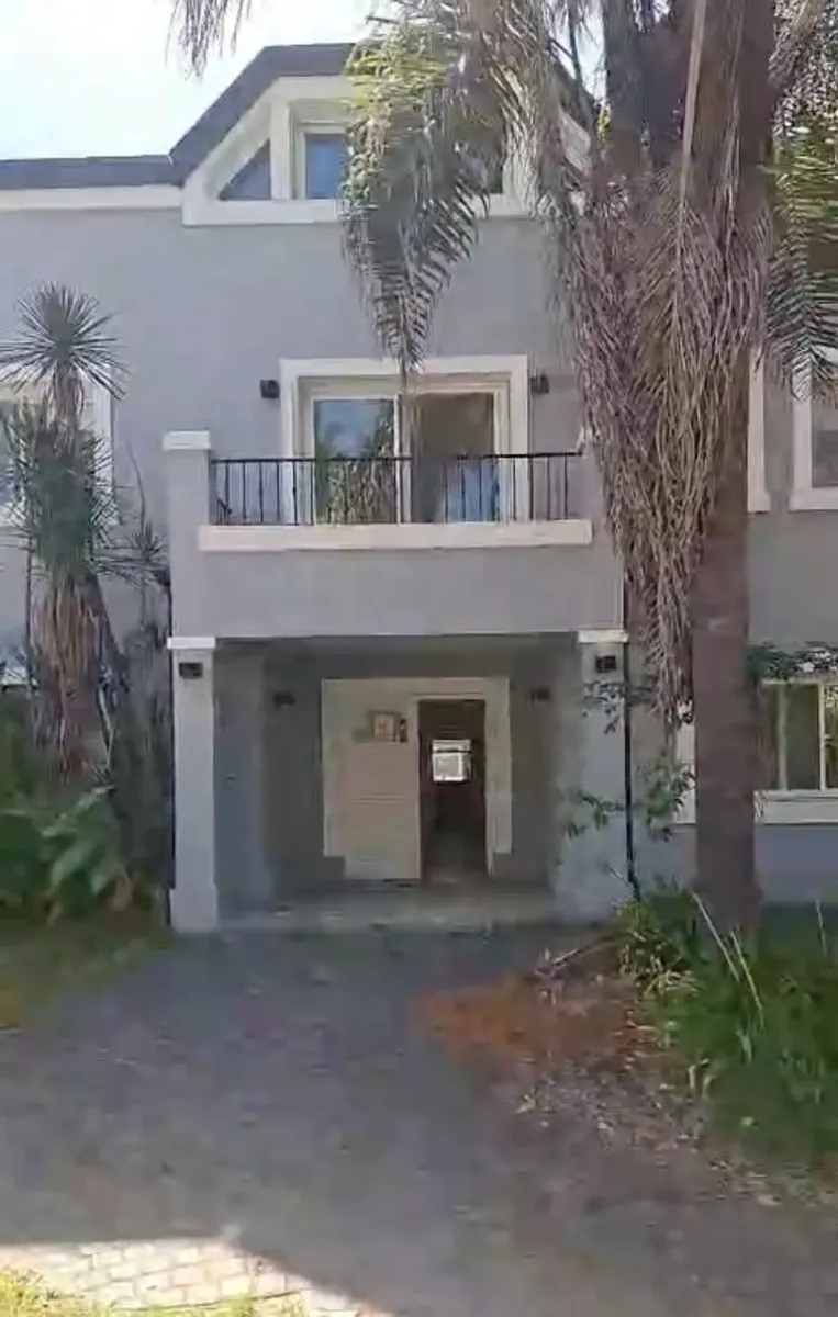 Six-room house in La Arboleda gated community, Tigre