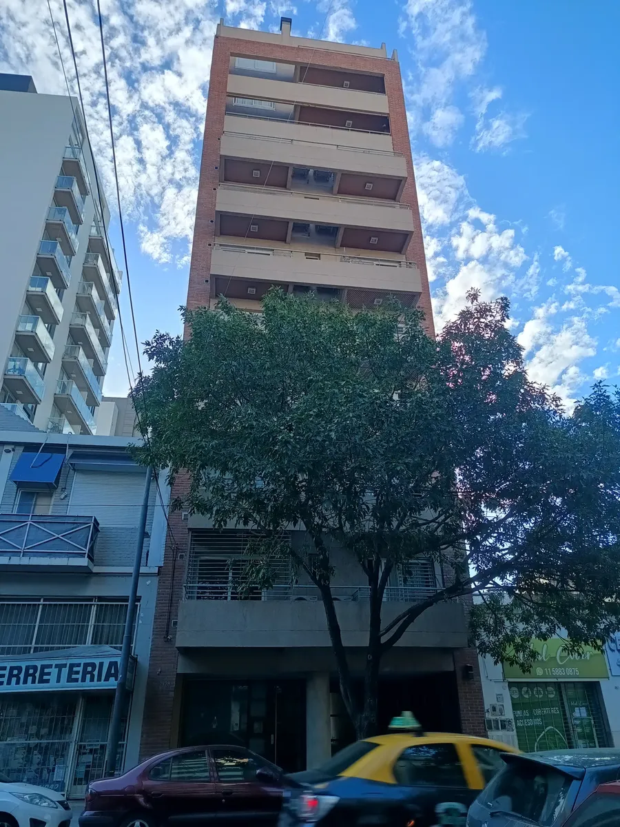 Kitnet de 44 m² com varanda de frente em La Paternal