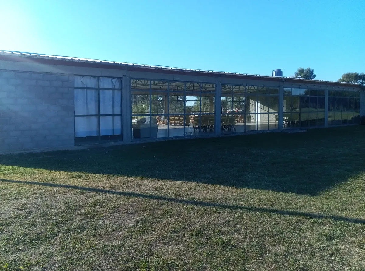 Alquiler De Salón Quinta La Esperanza La Capilla Florencio Varela. vení A Celebrar Tu Evento! Amplio Salón, Totalmente Equipado. 3 Hectáreas, Cancha De Fútbol, Voley, Juegos, Estacionamiento Libre