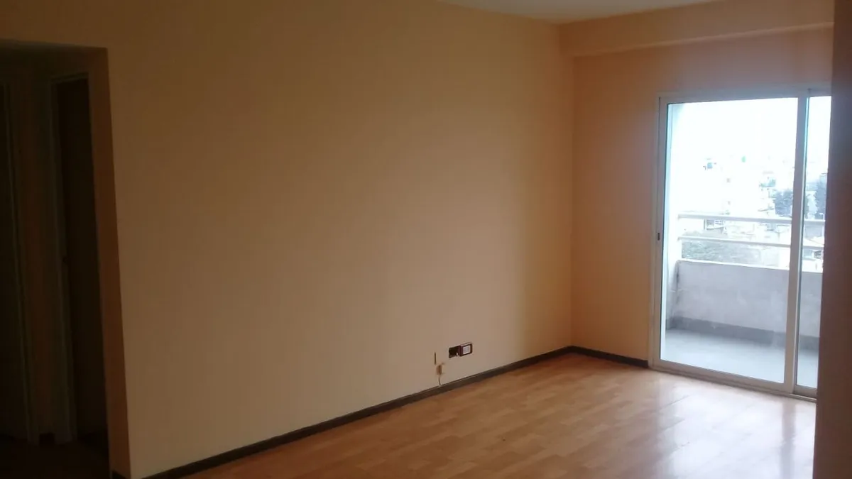 Apartamento de dois ambientes com varanda e piscina em Liniers