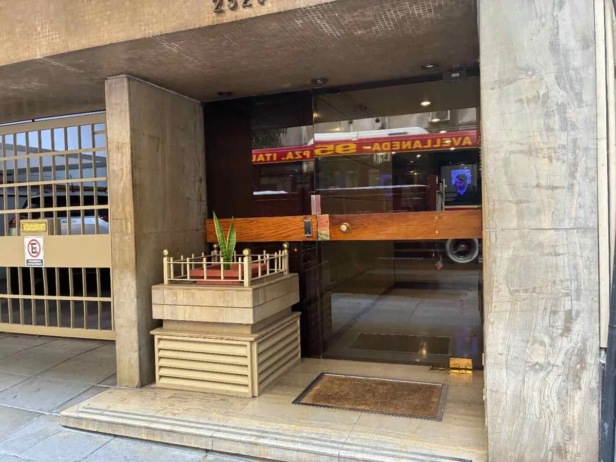 Two-bedroom apartment with balcony and office in Recoleta