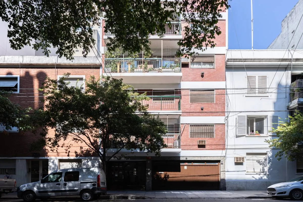Apartamento de três dormitórios de frente com vaga fixa em Recoleta