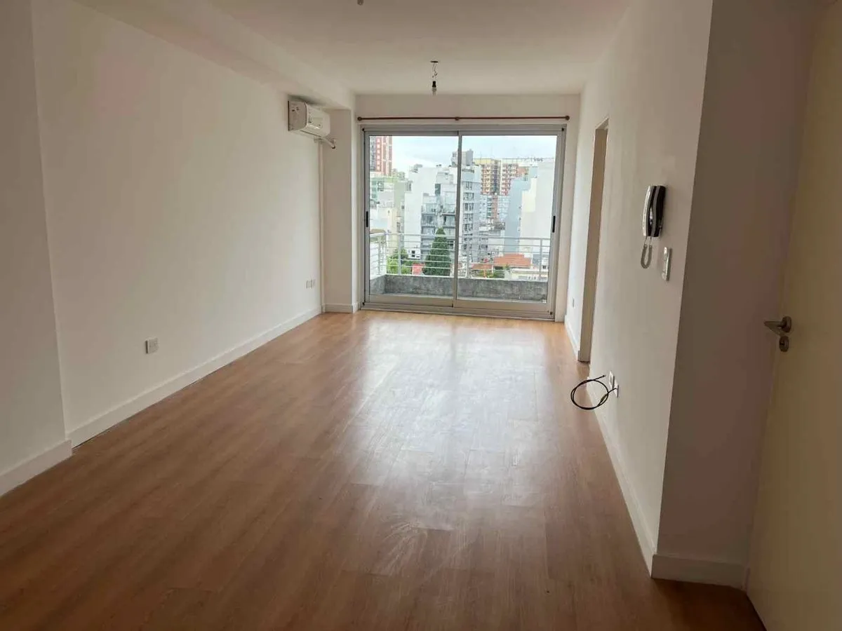 Kitnet de 1 ambiente com varanda de frente em Caballito