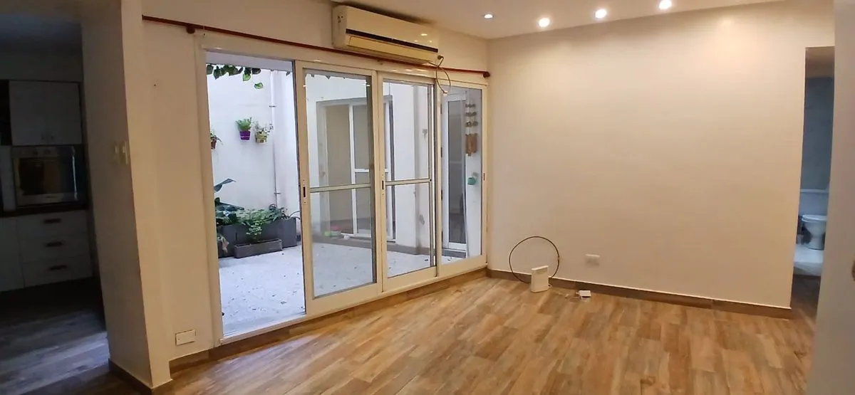 Apartamento de três ambientes com pátio em Recoleta