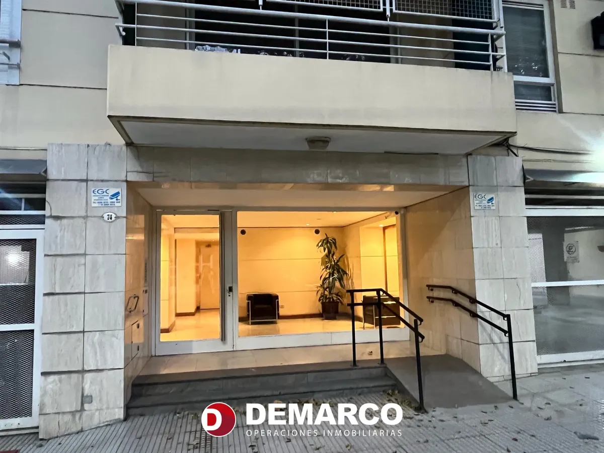 Departamento de 4 ambientes al frente con balcón en Vélez Sarsfield