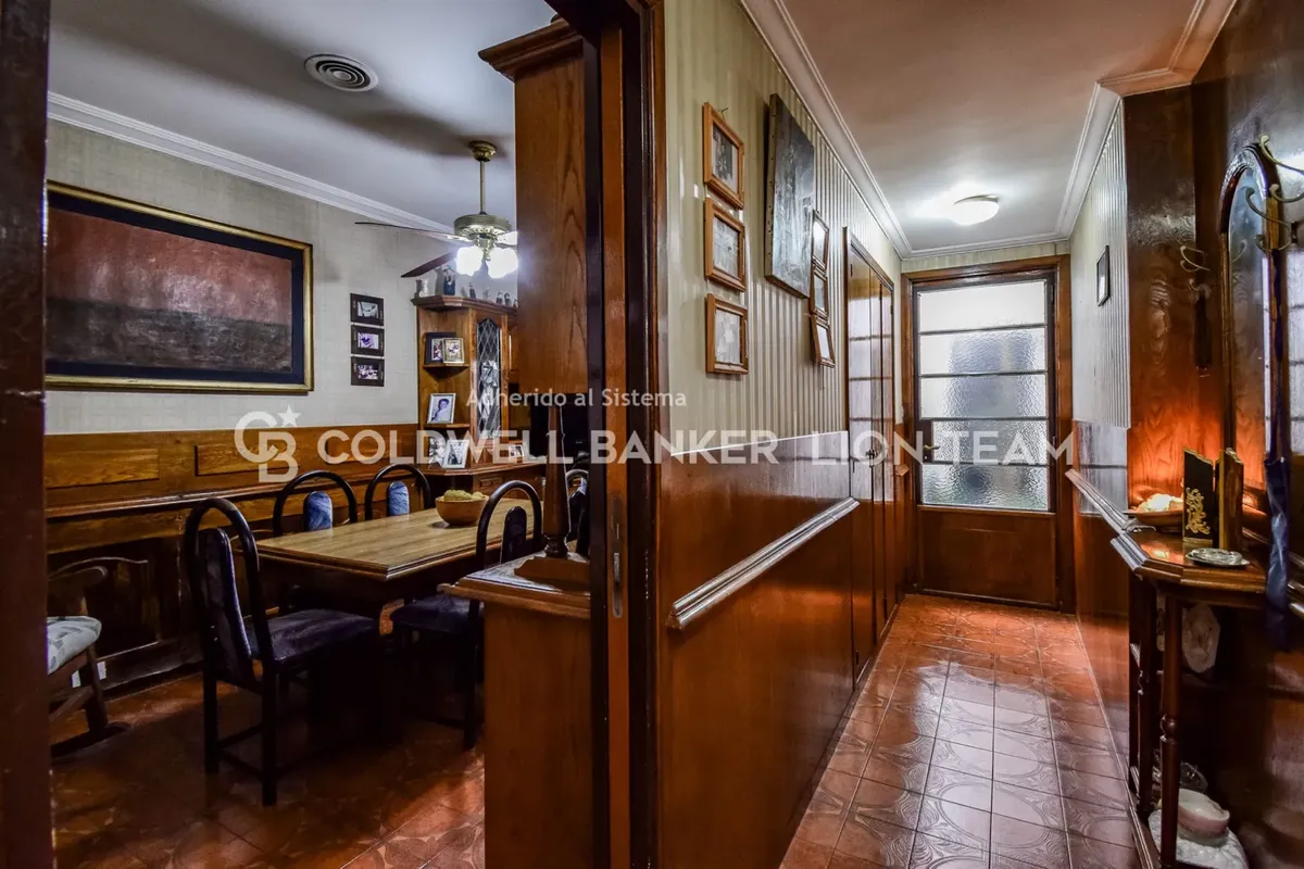 Five-bedroom house in Núñez with garage and central heating