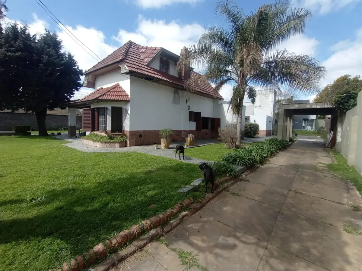 Casa com 4 dormitórios em lote de 30 x 30 m em Buenos Aires