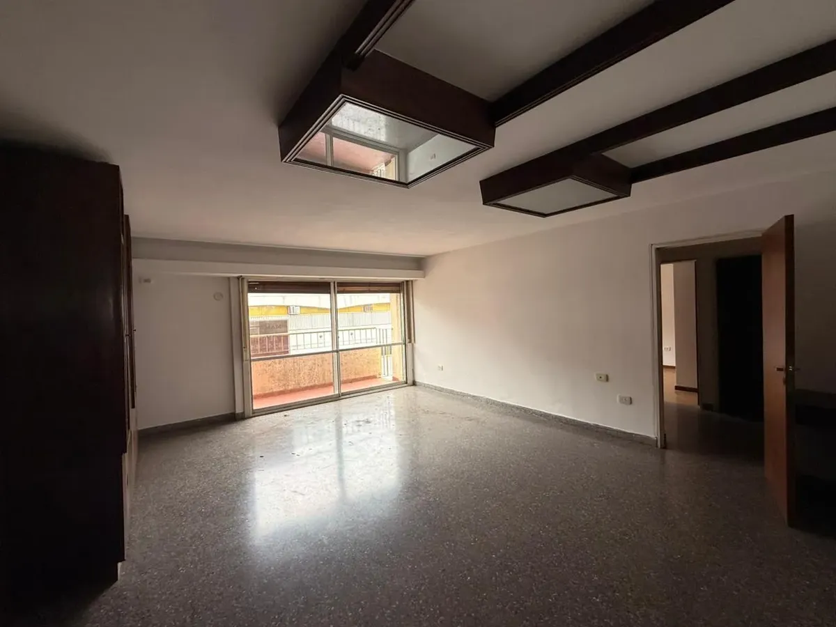 Apartamento de dois quartos no sexto andar em La Plata