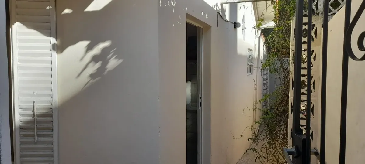 Amplio 2 Ambientes Tipo Casa, Excelente Ubicación, A 3 Cuadras De La Plaza De Pilar, Todos Los Servicios, Sin Expensas, Luminosos, Óptima Ventilación