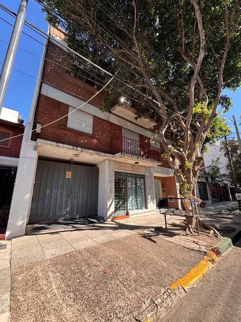 Apartamento de dois ambientes com vaga de garagem descoberta em Caseros