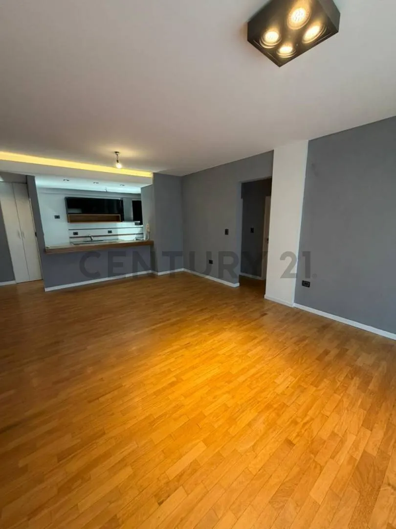 Apartamento de 1 dormitório e escritório com varanda em La Plata