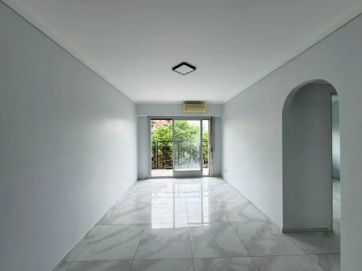 Three-room apartment with long balcony in Caballito