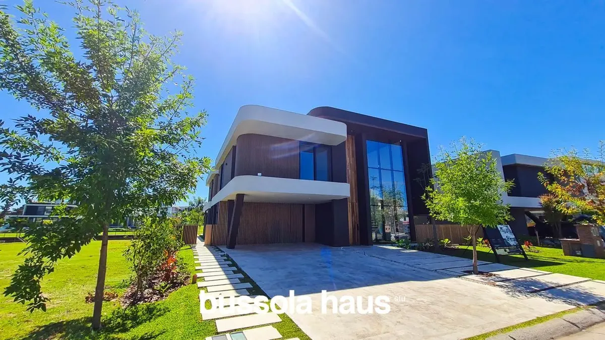 Casa de 4 dormitórios à beira do rio em El Yacht, Nordelta