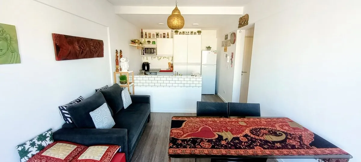 Departamento amoblado de 3 ambientes con balcón y parrilla en Flores