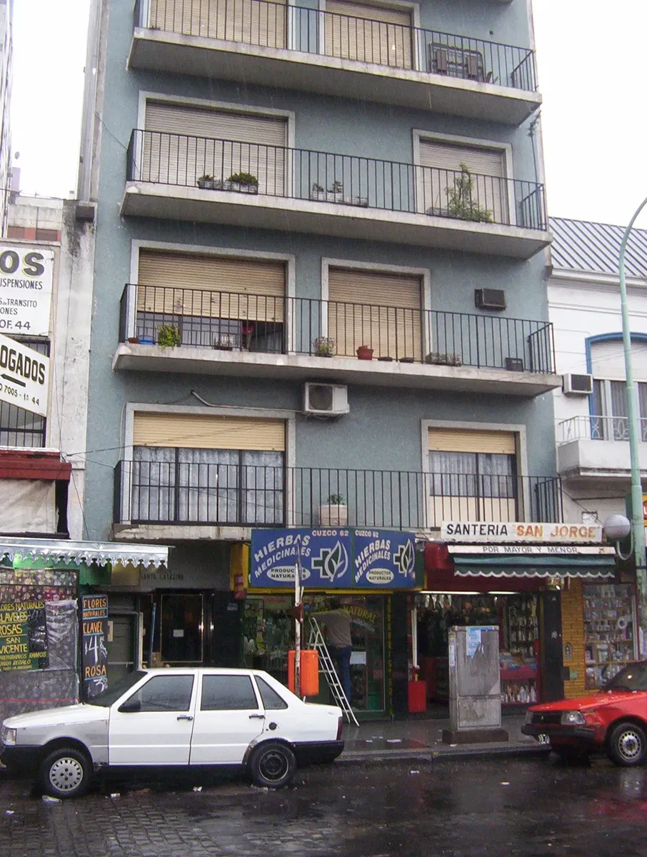 Departamento de 3 ambientes contra frente en planta baja con patio en Liniers