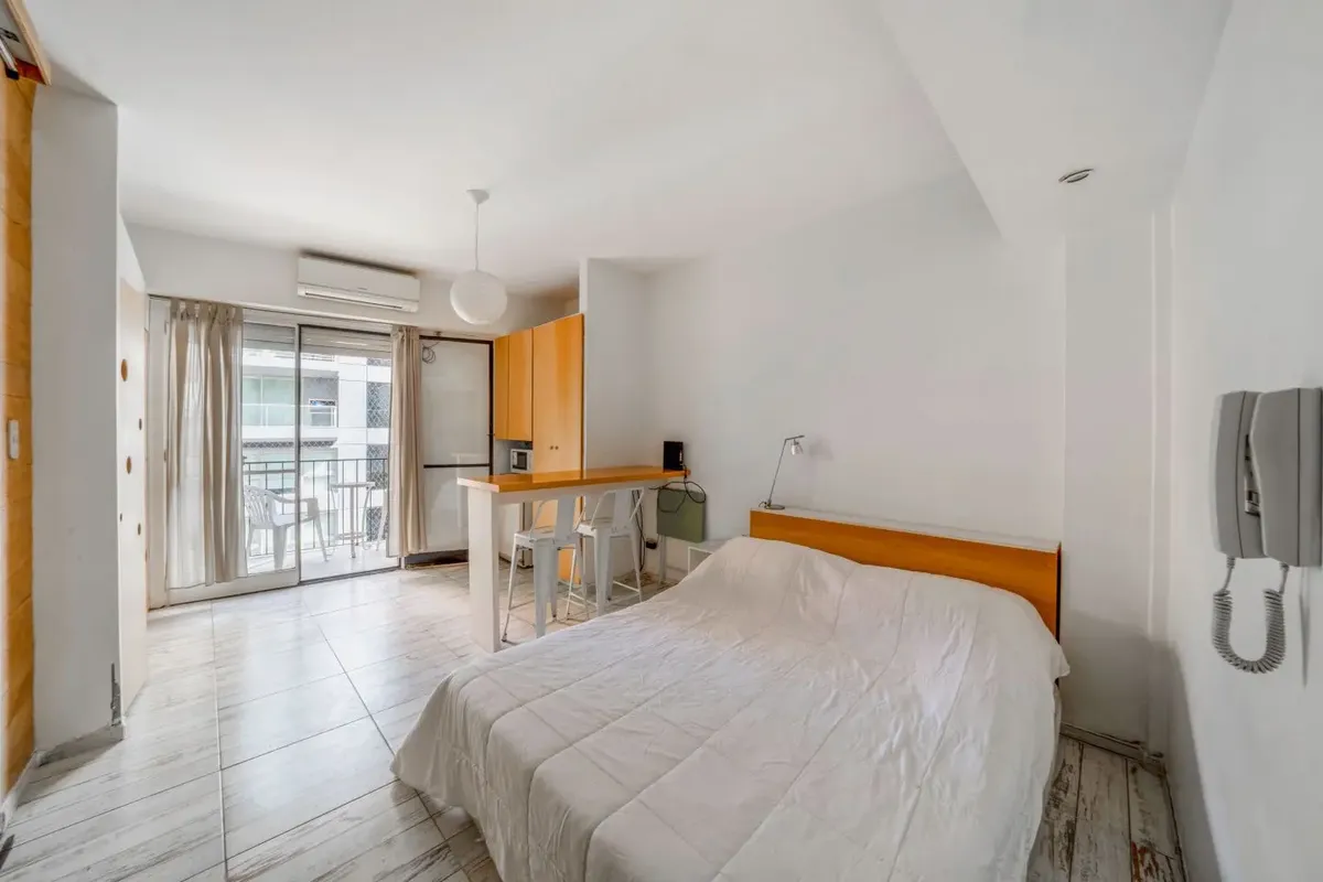 Kitnet mobiliada com varanda em Palermo Soho