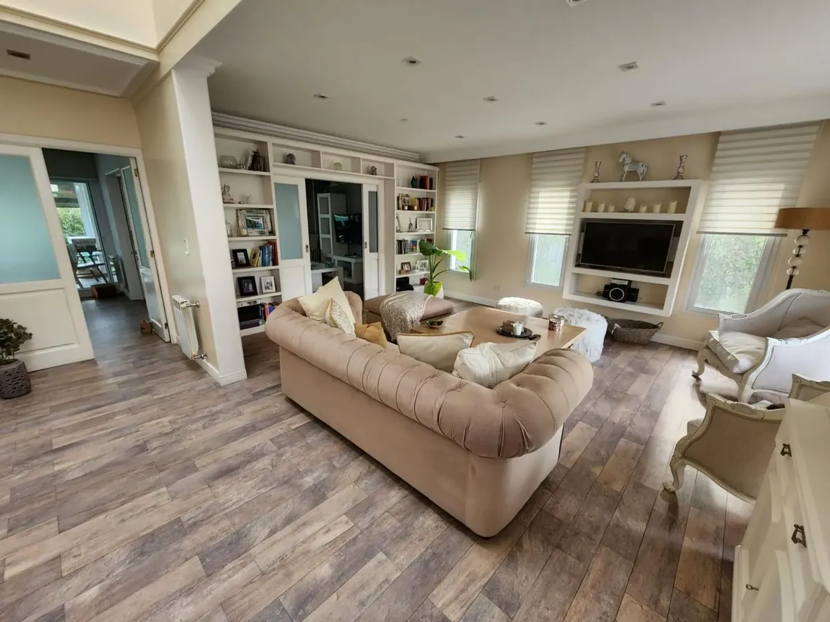 Casa de 6 ambientes em lote central com piscina climatizada