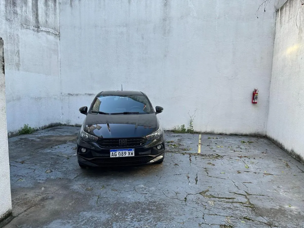 Apartamento de dois ambientes com varanda e vaga de garagem em Caballito