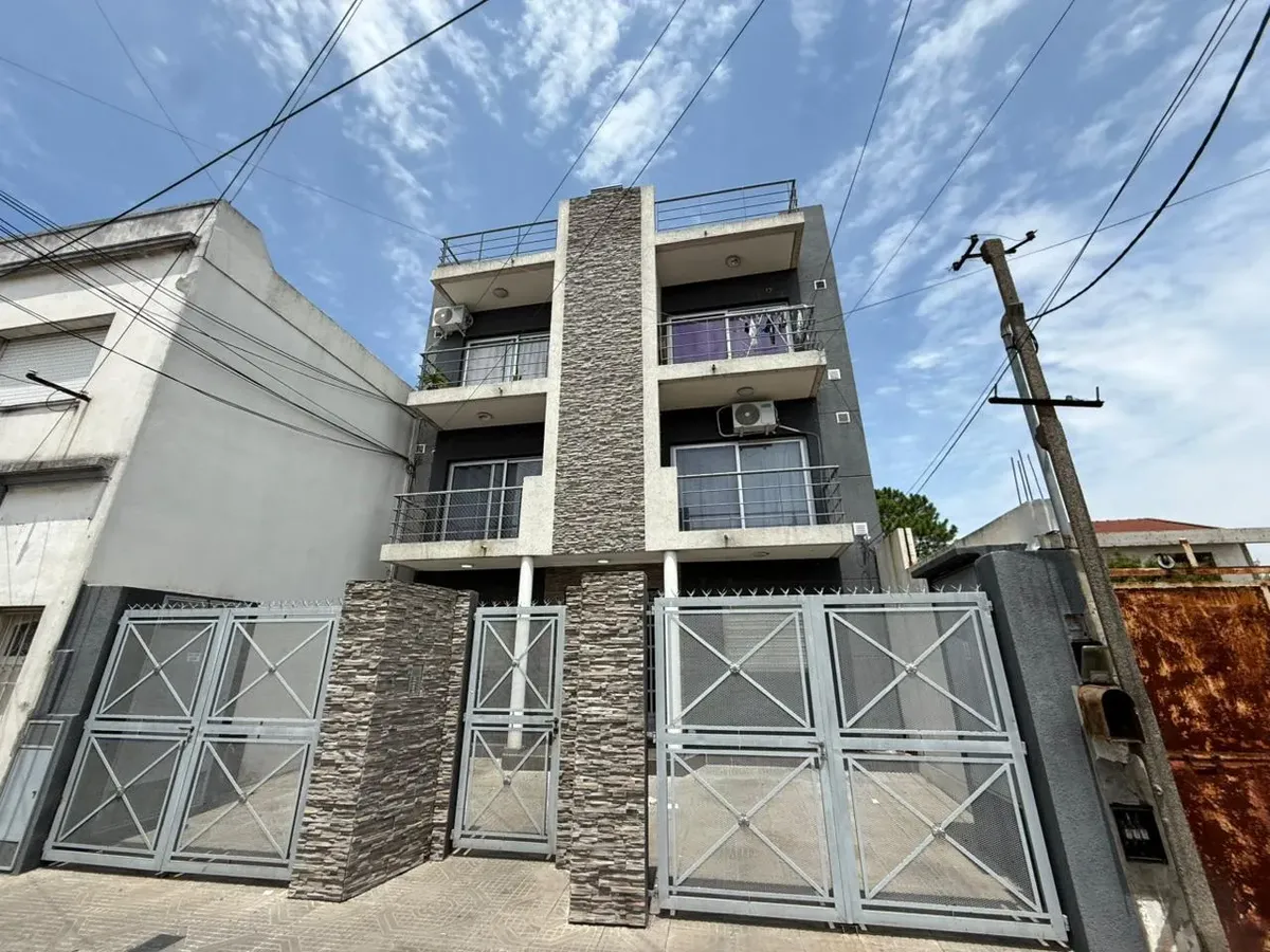 Apartamento de dois ambientes térreo com pátio e vaga de garagem em Villa Dominico