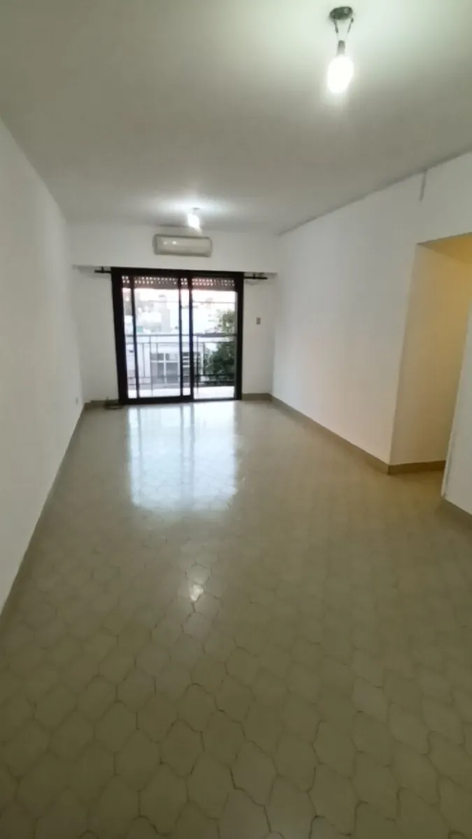 Departamento de 3 ambientes con balcón al frente en Villa del Parque