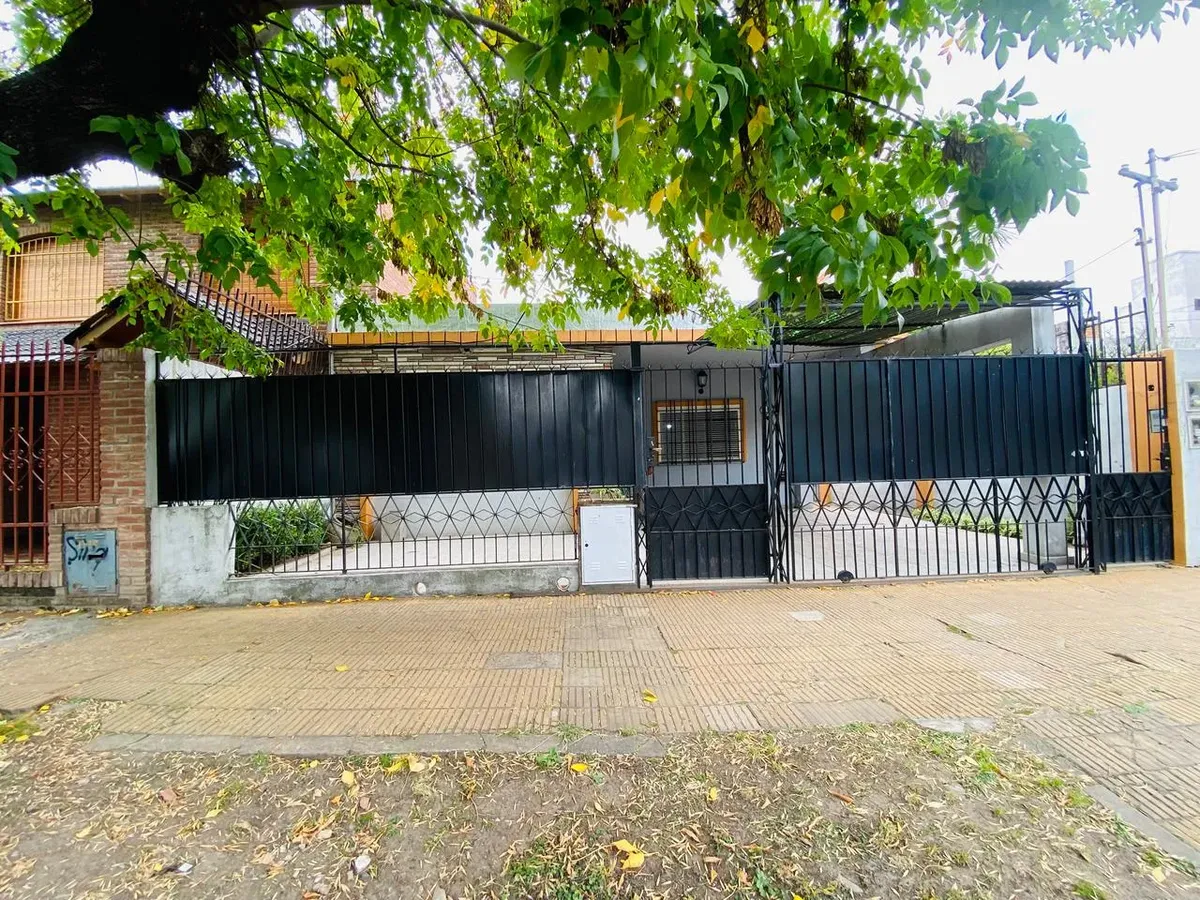 Apartamento de três ambientes para alugar em José C. Paz com 2 dormitórios, garagem e jardim