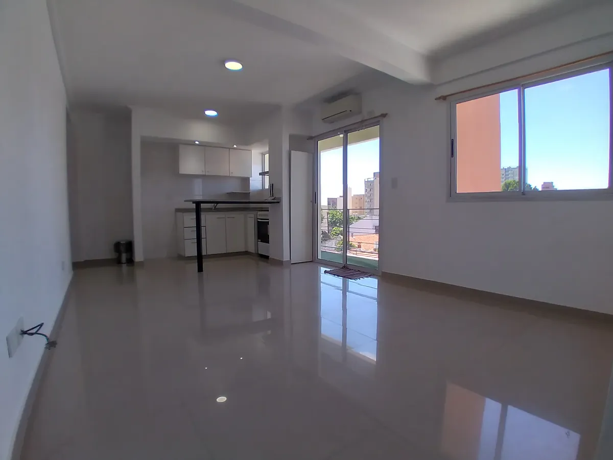 Meio andar de 2 ambientes de fundos com varanda em Lanús