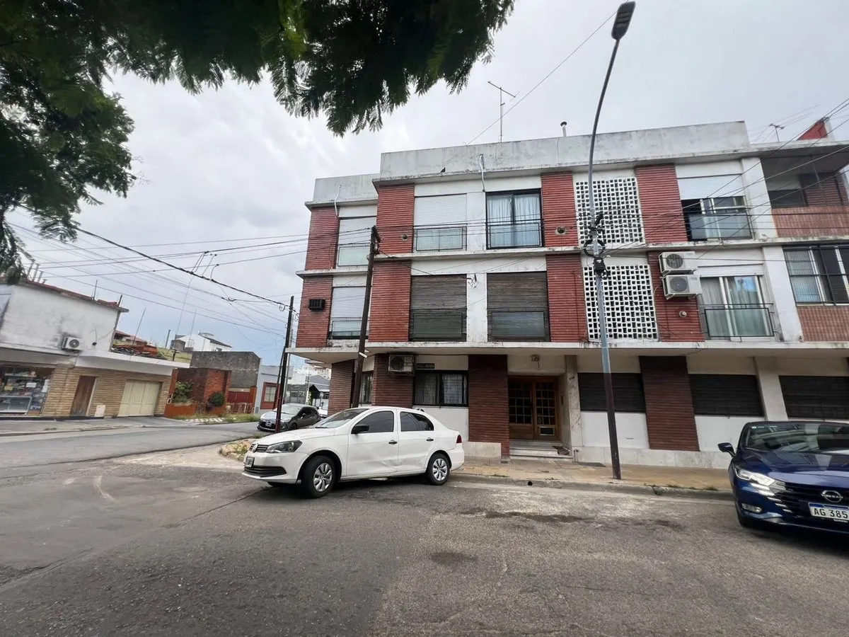 Apartamento de três ambientes para alugar em Valentín Alsina