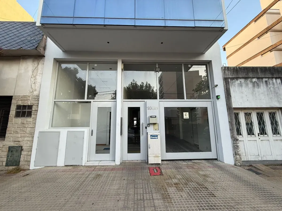 Monoambiente amoblado con cochera en La Plata