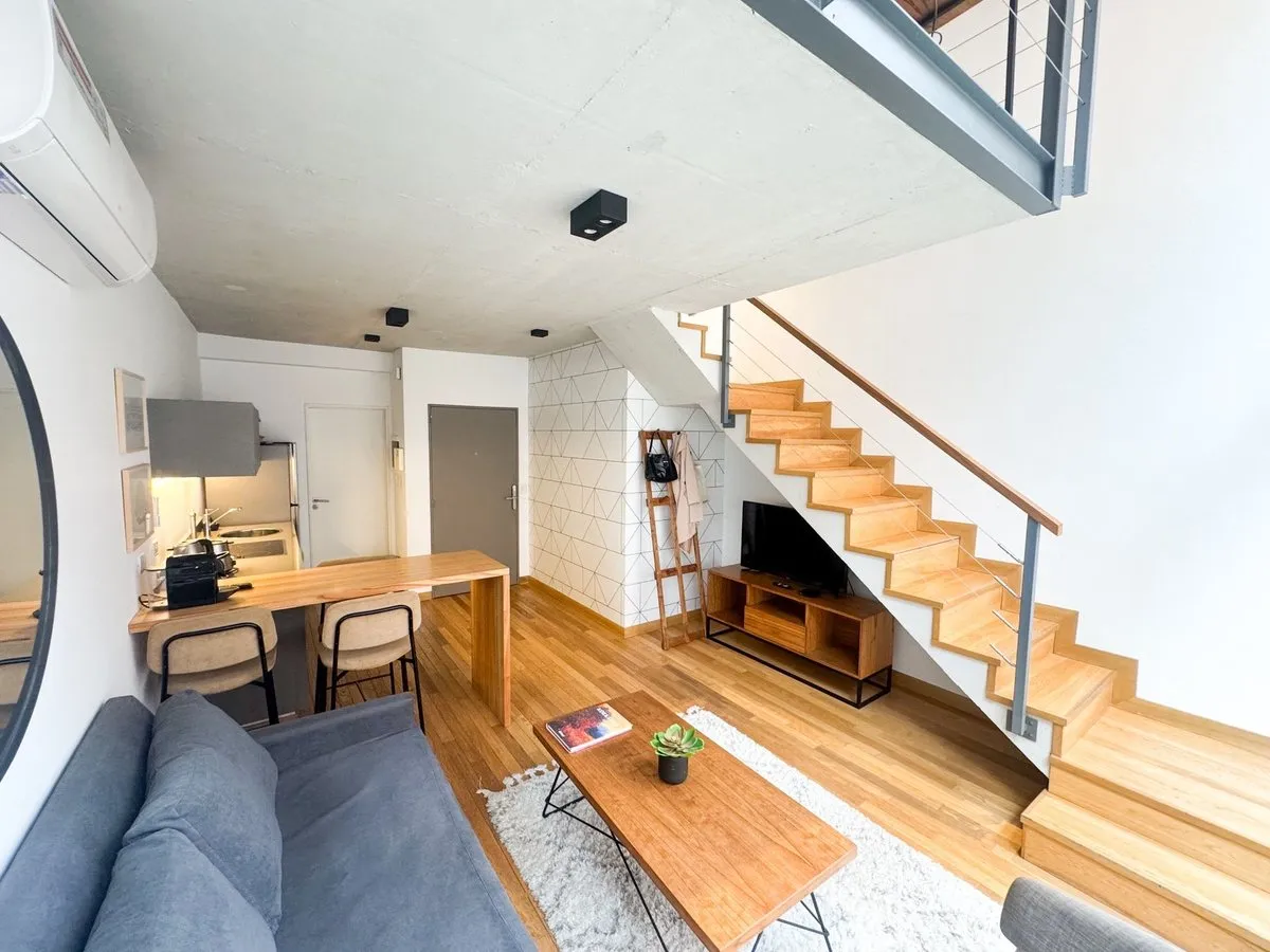 Furnished one-bedroom duplex apartment in Núñez with (assigned) covered parking