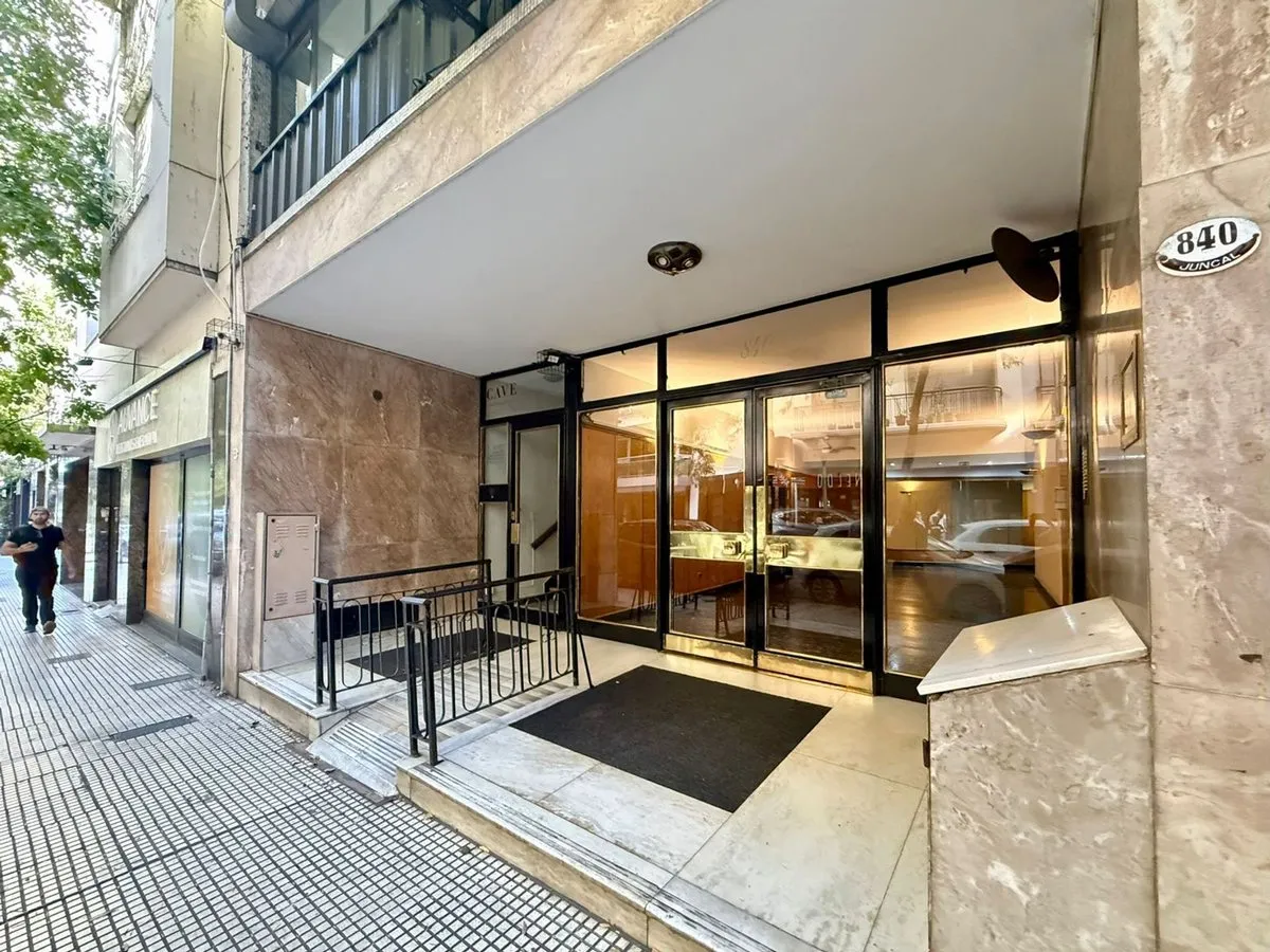 Three-bedroom apartment with maid’s room in Retiro