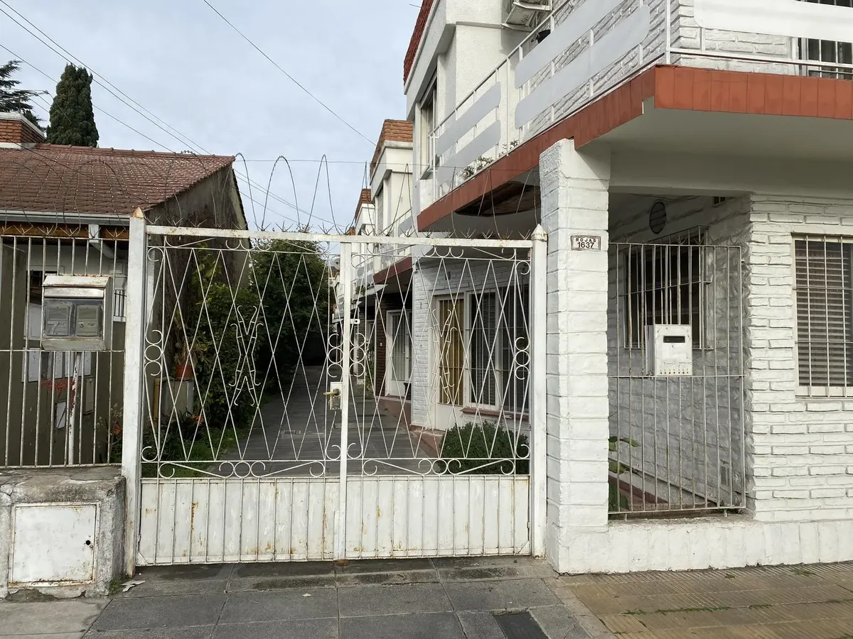 Ph En Castelar, Rojas Al 1600