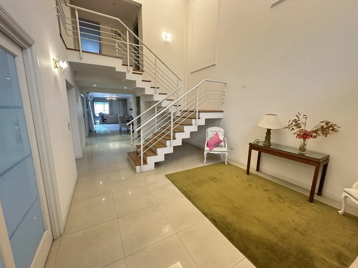 Three-bedroom house with pool in Boulogne