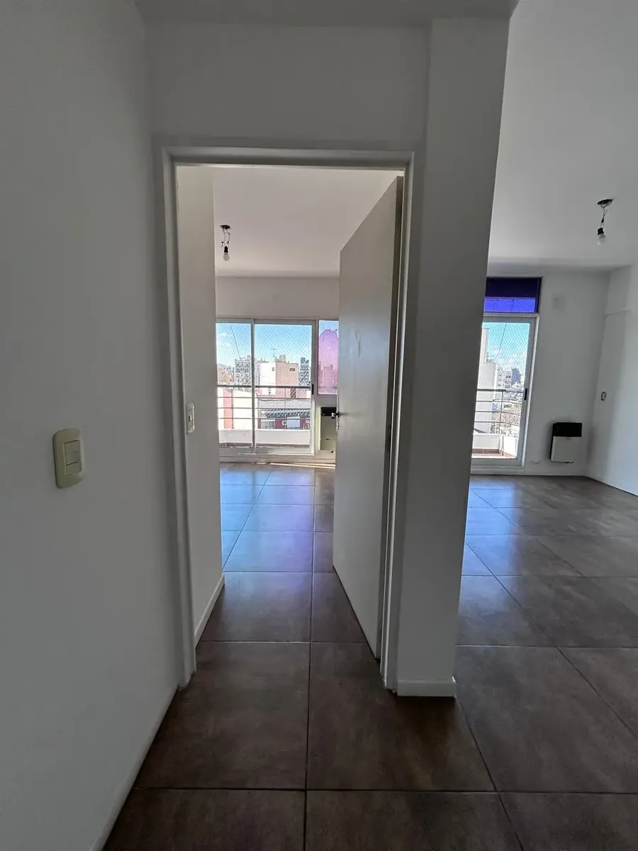 Apartamento de dois ambientes de frente em Vélez Sarsfield