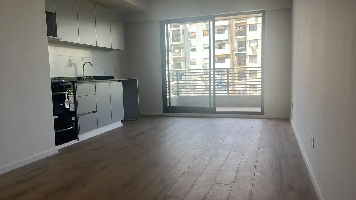 Kitnet de 40 m² com varanda de frente em Villa Crespo