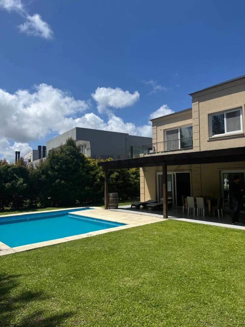 Furnished four-bedroom house in Castaños, Nordelta (summer rental)